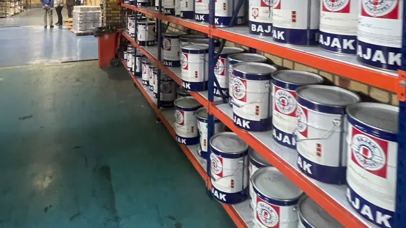 قوطیهای رنگ اپوکسی باژاک در انبار؛ بررسی زمان خشک شدن رنگ اپوکسی در TDS هر بچ